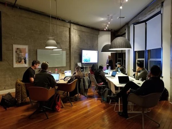 Comment mettre en place une stratégie de protection des données pour les entreprises de réalité virtuelle éducatives ?